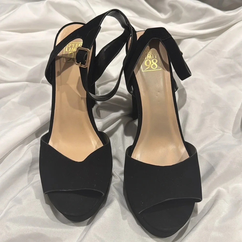 BLACK HEELS - Picture 3 of 10